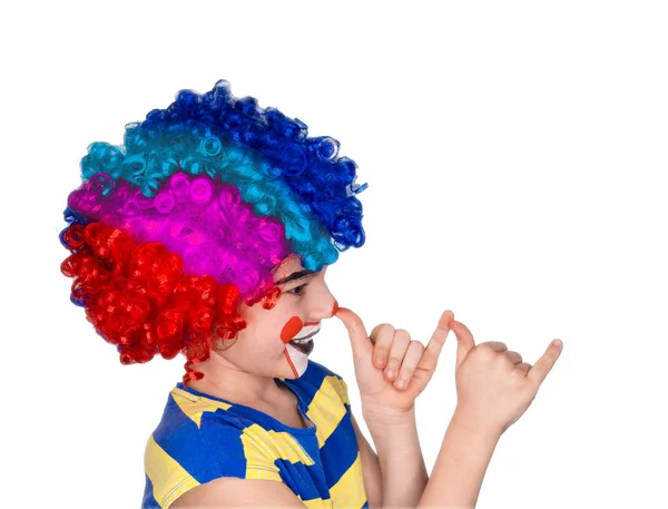 Little cute Boy em peruca e rosto pintado brincando mostra seu nariz longo com os dedos da palma da mão. Isolado em branco. Em perfil — Fotografia de Stock