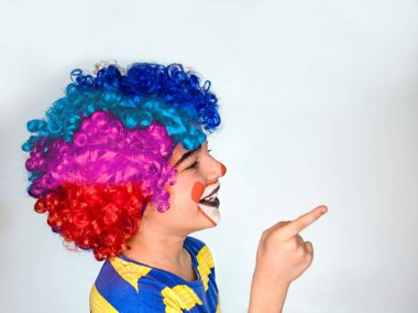 parlak renkli peruğu çocukta. komik MIME kopya alanı, işaret parmağı teşkil etmektedir..