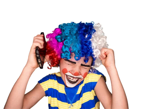 Portret van gelukkig grappige clown kind bedrijf smartphone en vertoornd wegens slecht nieuws. Negatieven van afbeeldingen en expressie expressie van de concept.pantomimic. emoties. April Fool's Day, 1 April. Geïsoleerd op wit. — Stockfoto