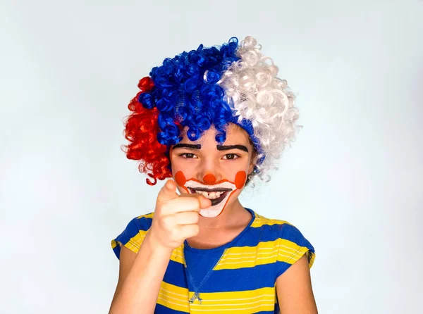 Un bel ragazzino ride e punta il dito. piccolo ragazzo carino con la faccia dipinta come clown, espressione pantomima. emozioni. Aprile Festa dello Sciocco, 1 aprile — Foto Stock
