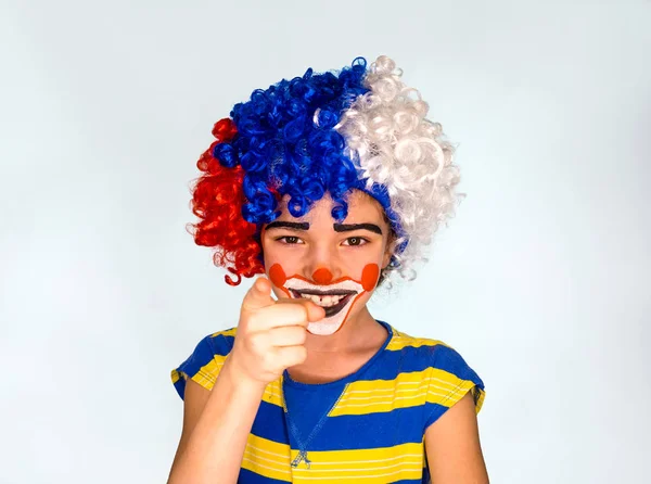 Rapaz bonito, risos e dedos pontiagudos. Menino bonito com pintura facial como palhaço, expressão pantomímica. emoções. Abril Dia do Louco, 1 de abril — Fotografia de Stock