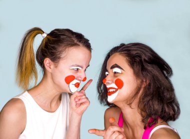 Aile renk arka plan üzerinde komik kılık. April fools'day kutlama