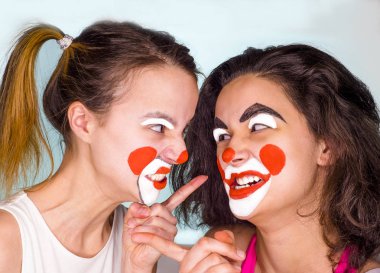 Aile renk arka plan üzerinde komik kılık. April fools'day kutlama