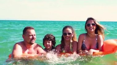 ağır çekim turuncu yatak eğleniyor denizde gündüz ailenin