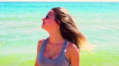 genç kız güneşli gün sahil üzerinde poz