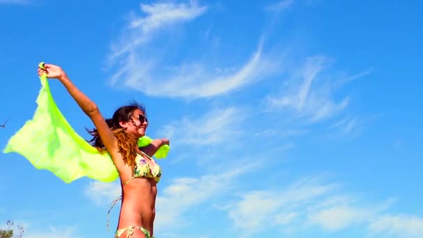 Cámara Lenta Joven Sosteniendo Bufanda Agitando Por Viento — Vídeo de stock