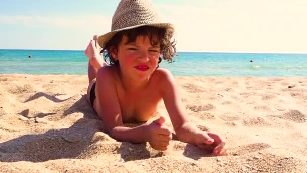 Замедленное Движение Маленького Мальчика Лежащего Пляже Играющего Песком — стоковое видео