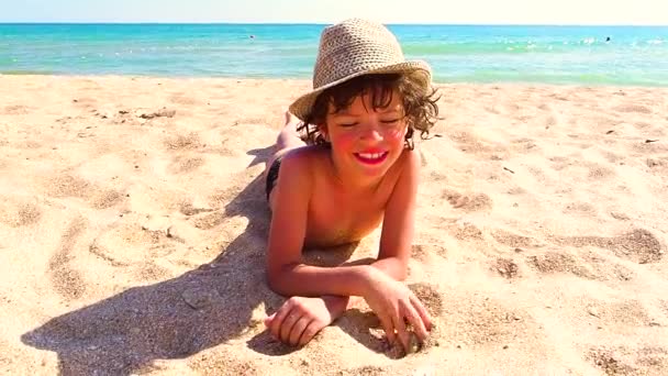 Slow Motion Van Jongetje Het Strand Liggen Spelen Met Zand — Stockvideo