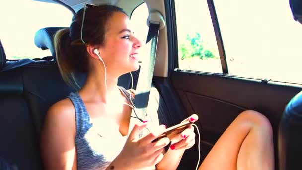 Chica Joven Escuchando Música Mientras Monta Coche Mar — Vídeo de stock