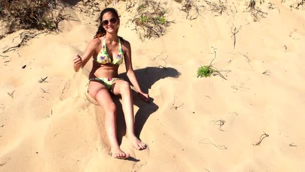 Rallentatore Giovane Ragazza Seduta Spiaggia Giocare Con Sabbia — Video Stock