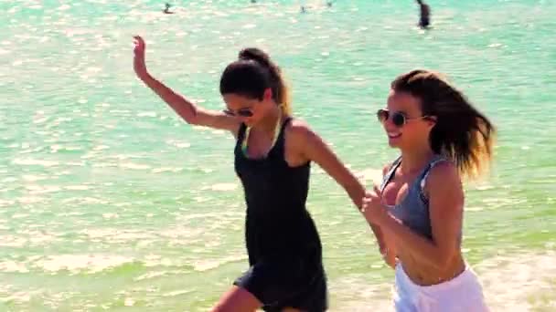 Ralenti Deux Jeunes Filles Courant Sur Fond Mer — Video