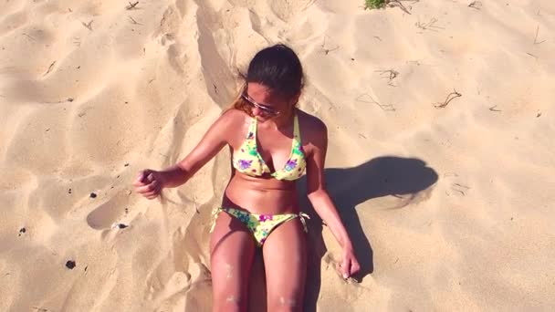 Slow Motion Jong Meisje Zittend Het Strand Spelen Met Zand — Stockvideo