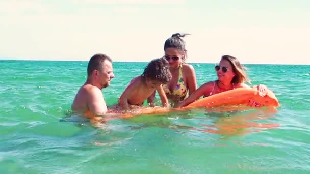 Câmera Lenta Família Com Colchão Laranja Relaxando Mar Durante Dia — Vídeo de Stock