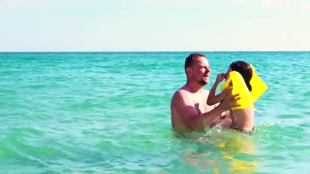 Baba Oğlu Can Yeleği Gündüz Denizde Oynarken Yavaş Hareket — Stok video