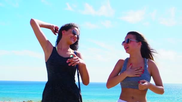 Замедленное Движение Двух Молодых Девушек Позирующих Фоне Голубого Неба — стоковое видео