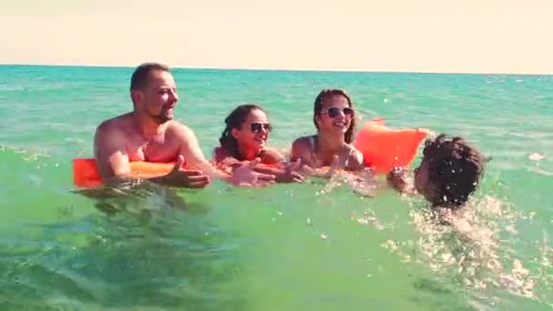 Ευτυχισμένη Οικογένεια Που Έχει Διασκέδαση Στη Θάλασσα Κατά Διάρκεια Διακοπών — Αρχείο Βίντεο