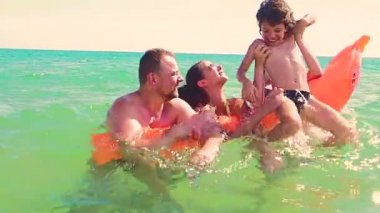 Mutlu aile eğleniyor denizde tatil sırasında 