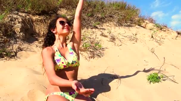 Slow Motion Jong Meisje Zittend Het Strand Spelen Met Zand — Stockvideo