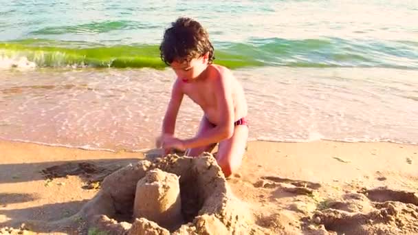 Câmera Lenta Menino Sentado Praia Construindo Castelo Areia — Vídeo de Stock