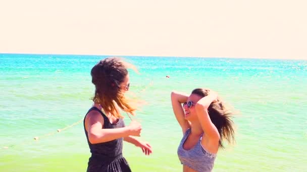 Zwolnionym Tempie Dwóch Młodych Dziewcząt Zabawę Tle Morza — Wideo stockowe