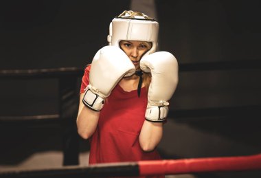 Beyaz boks eldivenleri halka topraklarında savaşmak için hazır seksi bir fitness kadın portre.