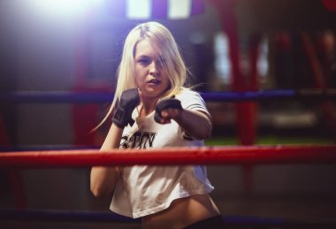 Egzersiz güzel spor kız. Spor salonunda genç güzel kadın Boxer portre 