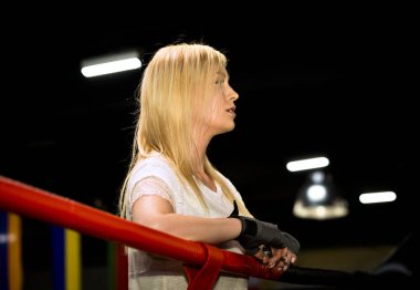 Seksi spor sarışın kız boksör ringde poz verdi. Uygun kadın boks.