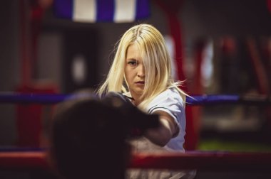 Egzersiz güzel spor kız. Spor salonunda genç güzel kadın Boxer portre 