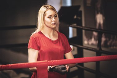 Egzersiz güzel spor kız. Spor salonunda genç güzel kadın Boxer portre 