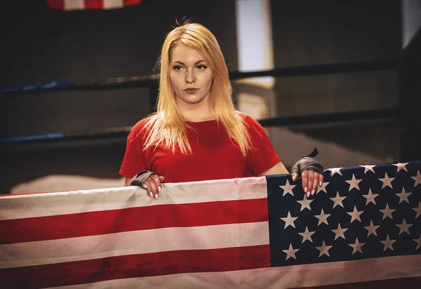 Boxeadora Con Bandera Los Estados Unidos Está Entrenando Cerca Del — Foto de Stock