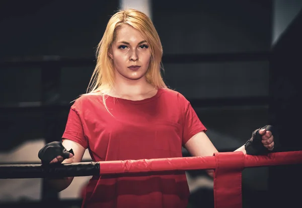 Hermosa Chica Deportiva Entrenamiento Joven Hermosa Mujer Boxeador Retrato Gimnasio — Foto de Stock