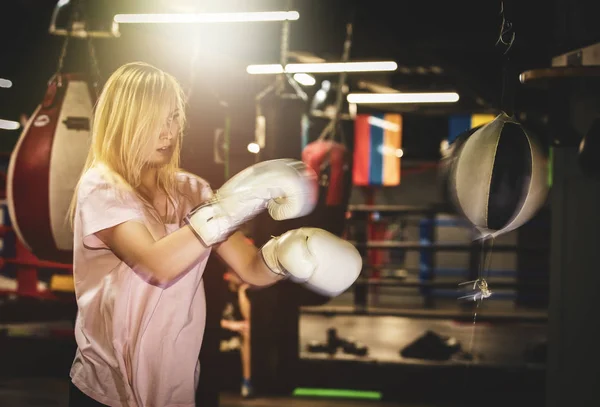 Boxeadora Entrenando Pelota Boxeo — Foto de Stock