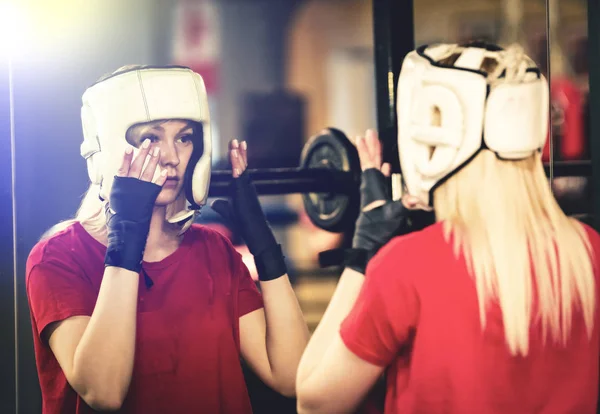 Rubia Chica Boxeo Con Casco Delante Espejo Preparándose Para Batalla — Foto de Stock