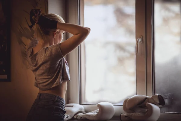 Das Blonde Boxermädchen Das Fenster Steht Streift Sich Vor Einem — Stockfoto