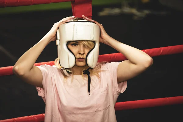 Chica Rubia Boxeo Casco Sentado Ring — Foto de Stock