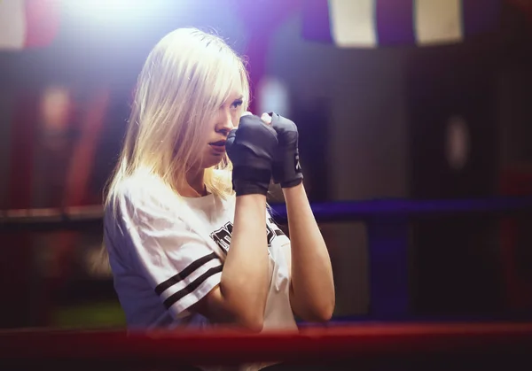 Hermosa Chica Deportiva Entrenamiento Joven Hermosa Mujer Boxeador Retrato Gimnasio — Foto de Stock