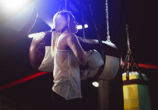 Mujer Con Guantes Boxeo Tiro Sala Boxeo Iluminación Baja Llave — Foto de Stock