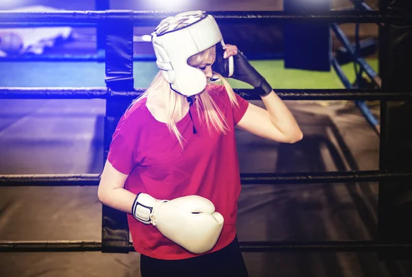 Mujer Bastante Deportiva Con Guantes Boxeo Contra Fondo Timbre — Foto de Stock