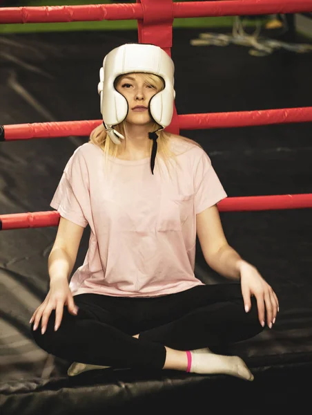 Chica Rubia Boxeo Casco Sentado Ring — Foto de Stock