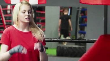 Farklı bayraklar ile spor salonunda boks yüzük üzerinde genç güzel kadın Boxer eğitim