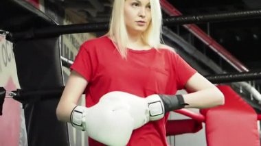 Spor salonunda yüzük at boks eldiven giyen sarışın kadın Boxer 