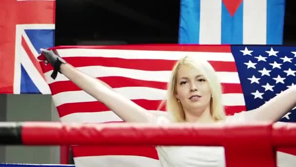 Mulher Boxeadora Comemorando Vitória Ringue Boxe Com Bandeira Dos Eua — Vídeo de Stock