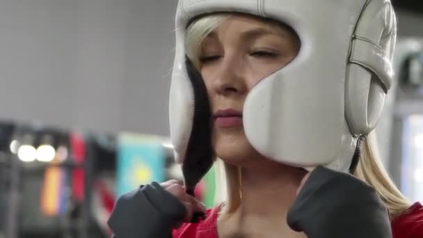 在健身房训练前戴头盔的金发拳击女孩 — 图库视频影像