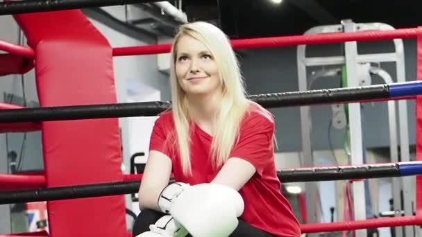 Junge Schöne Boxerin Ruht Sich Fitnessstudio Auf Dem Boxring Aus — Stockvideo