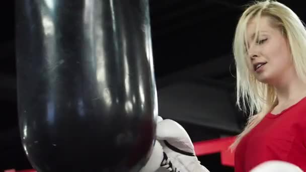 Bonita Loira Boxer Feminino Treinamento Com Saco Perfuração Ginásio — Vídeo de Stock