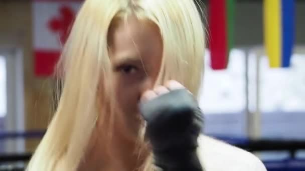 Jovem Belo Boxeador Sexo Feminino Treinando Ringue Boxe Ginásio Com — Vídeo de Stock