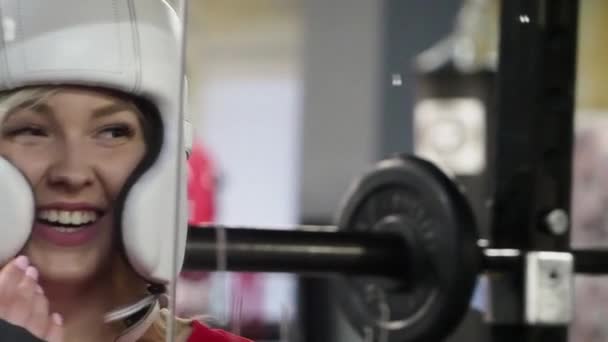 Rubia Chica Boxeo Con Casco Delante Espejo Preparándose Para Batalla — Vídeo de stock