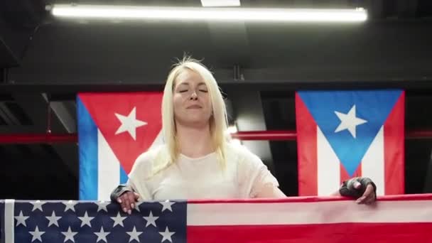 Vrouwelijke Bokser Vieren Winnen Boksring Met Vlag Patriot Fan Concept — Stockvideo