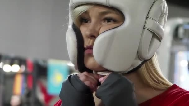 Chica Rubia Boxeo Usando Casco Antes Entrenar Gimnasio — Vídeo de stock