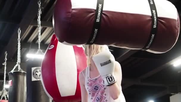 Hermosa Rubia Boxeadora Entrenando Con Saco Boxeo Gimnasio — Vídeo de stock